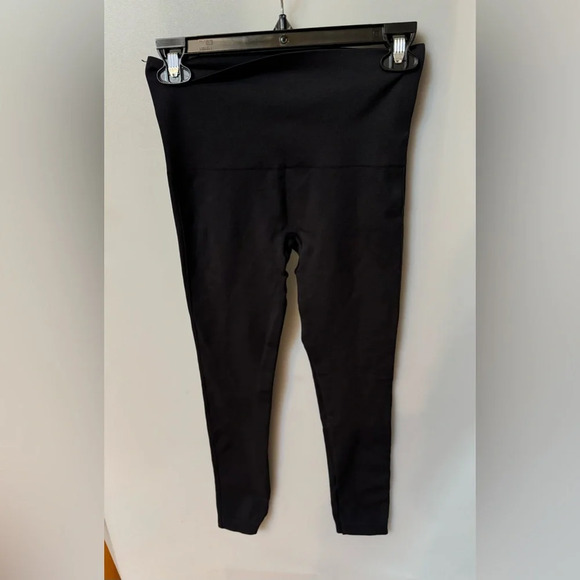 Spanx Women's Pull On Leggings Slimming Seamless Black SZ Medium  Nylon Blend - Picture 3 of 4